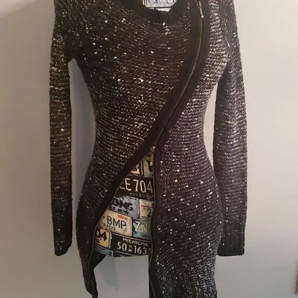 BCBGMaxazria Sweater!🖤🤎🤍   - Picture 9 of 9